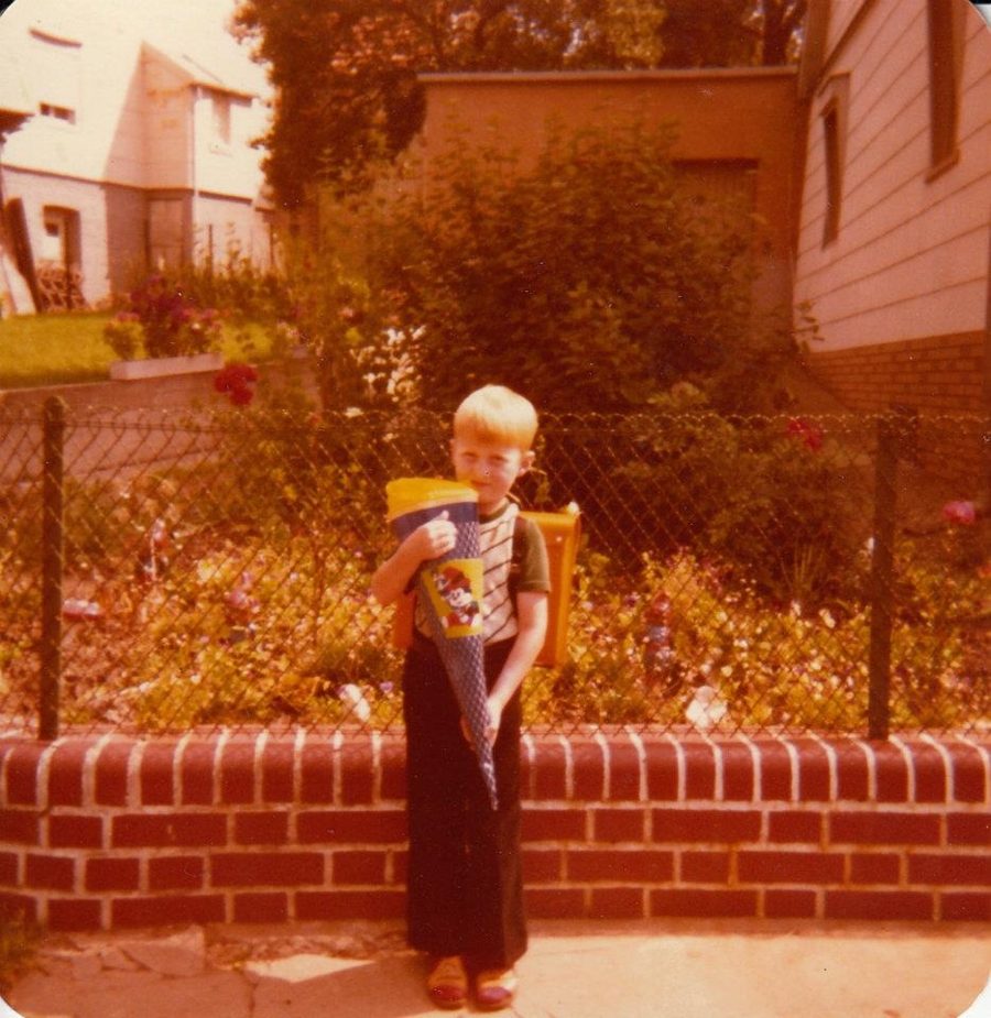 Jürgen als Kind am Tag der Einschulung mit Schultüte