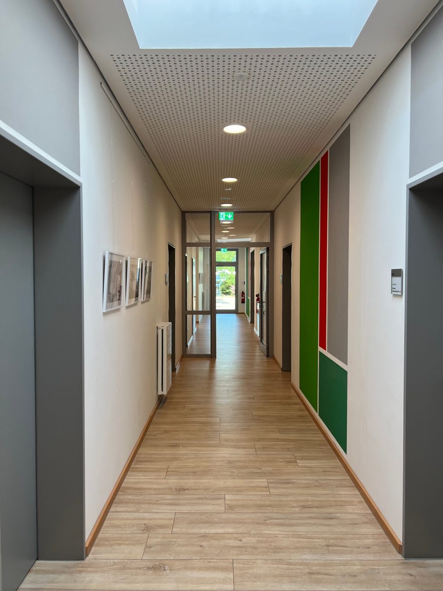 Heller Schulflur mit farbigen Wandstreifen