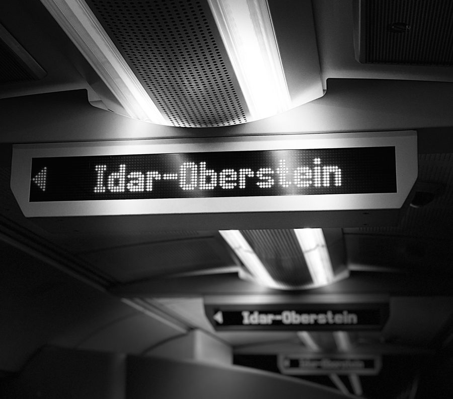 Zuganzeige mit dem Ziel Idar-Oberstein