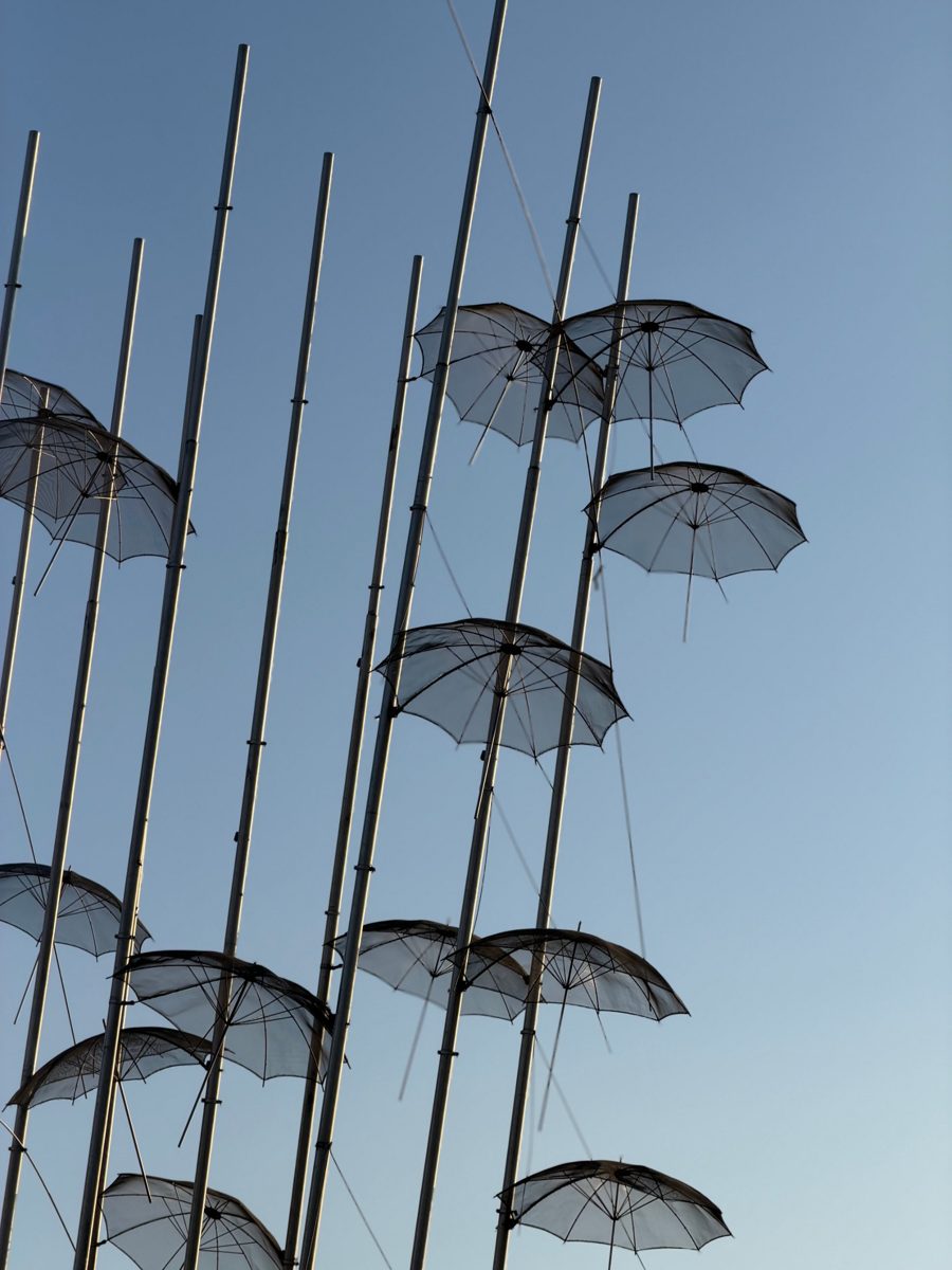 Schwebende Regenschirme vor blauem Himmel