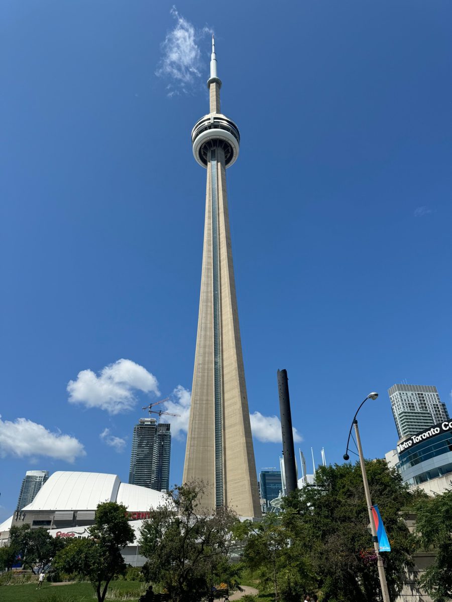 Der CN Tower in Toronto vor tiefblauem Himmel